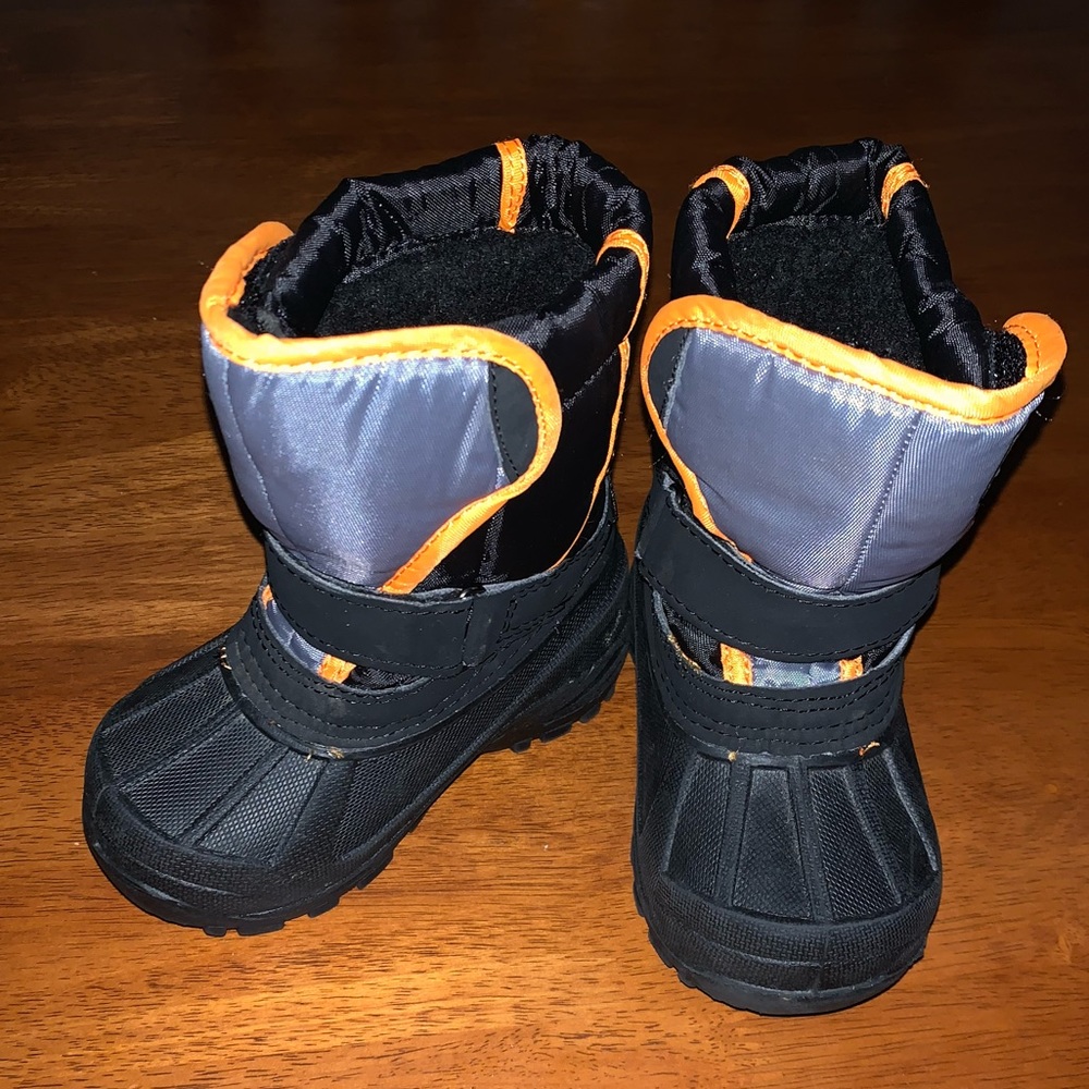 Snow boots